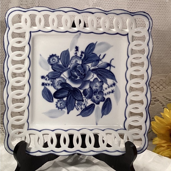 Lillian Vernon Cobalt Blue & White Floral Square Plate Lattice Edge 8” - Picture 7 of 16